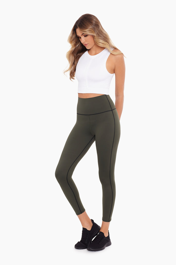 Woman wearing a tummy control leggings.